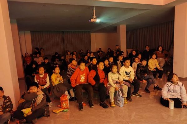 明实践站开展樱彩剧场2月份公益电影放映活动瓦力棋牌试玩滕州龙泉街道樱花苑社区新时
