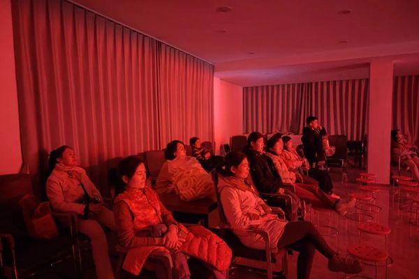 明实践站开展樱彩剧场2月份公益电影放映活动瓦力棋牌试玩滕州龙泉街道樱花苑社区新时代文(图3)