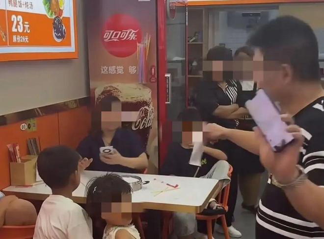 ”顾客最新发声：不再和解将起诉面馆老板瓦力游戏app又反转！“3女带4孩续面(图2)