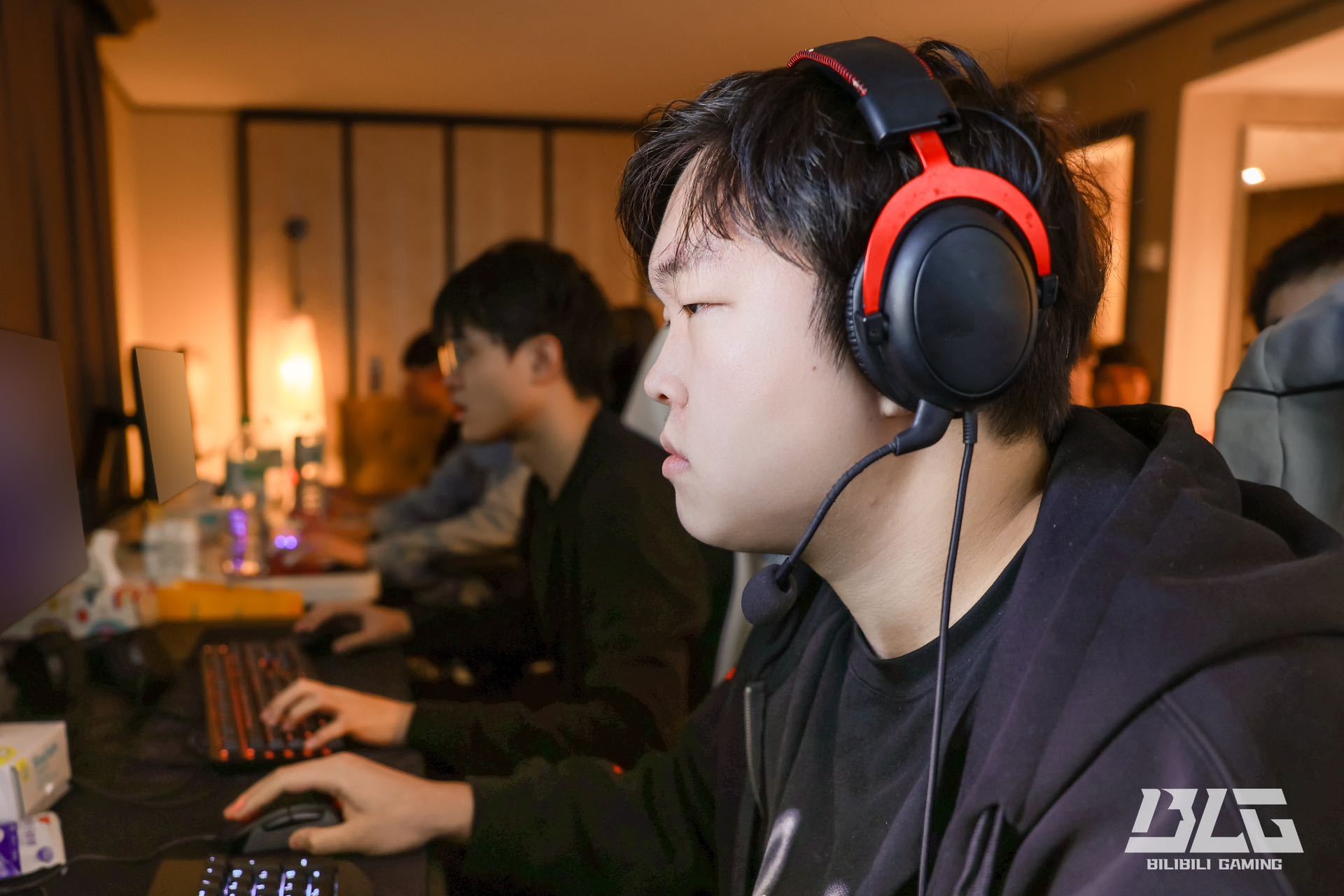椅行业未来助力玩家享受极致体验瓦利棋牌傲风以技术创新引领电竞(图3)