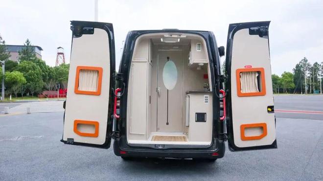 28亮相成都房车展经典商务风布局瓦力棋牌吉利纯电房车来了11月(图3) 28亮相成都房车展经典商务风布局瓦力棋牌吉利纯电房车来了11月(图3)