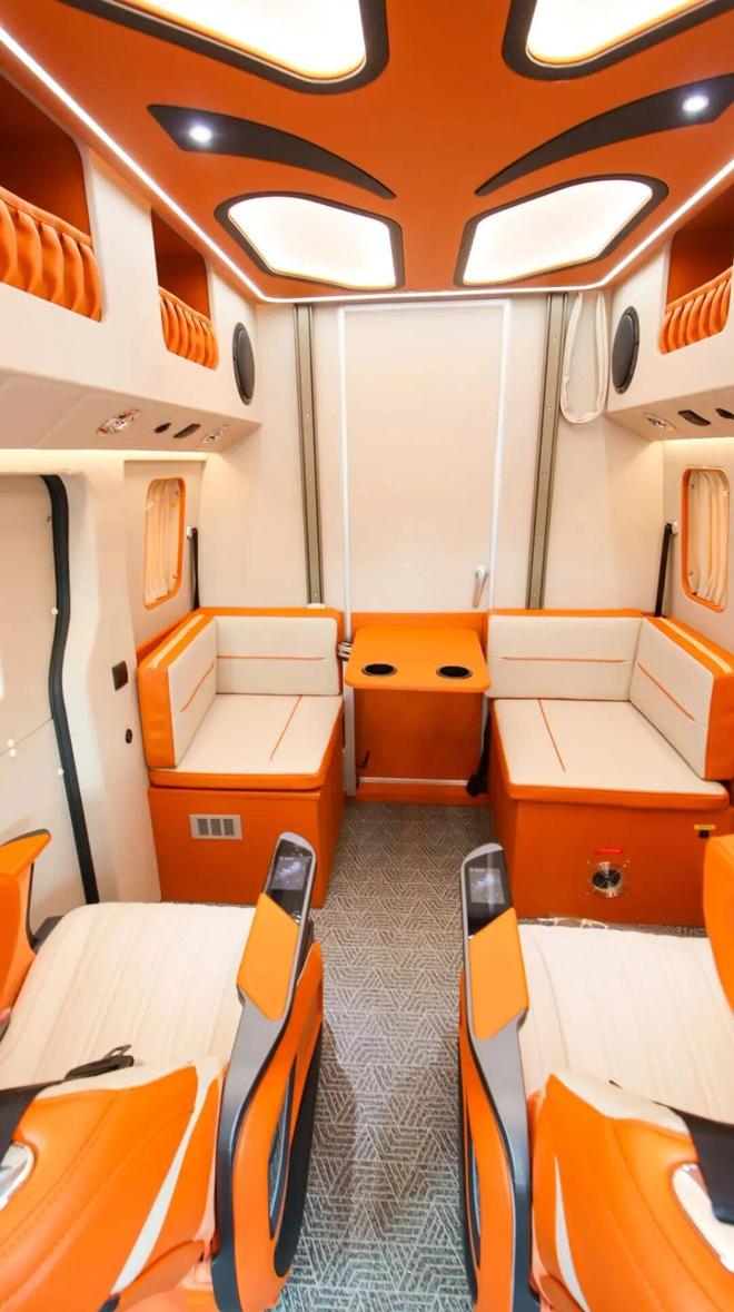 28亮相成都房车展经典商务风布局瓦力棋牌吉利纯电房车来了11月(图2)