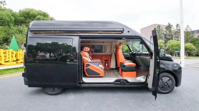 28亮相成都房车展经典商务风布局瓦力棋牌吉利纯电房车来了11月(图7) 28亮相成都房车展经典商务风布局瓦力棋牌吉利纯电房车来了11月(图7)