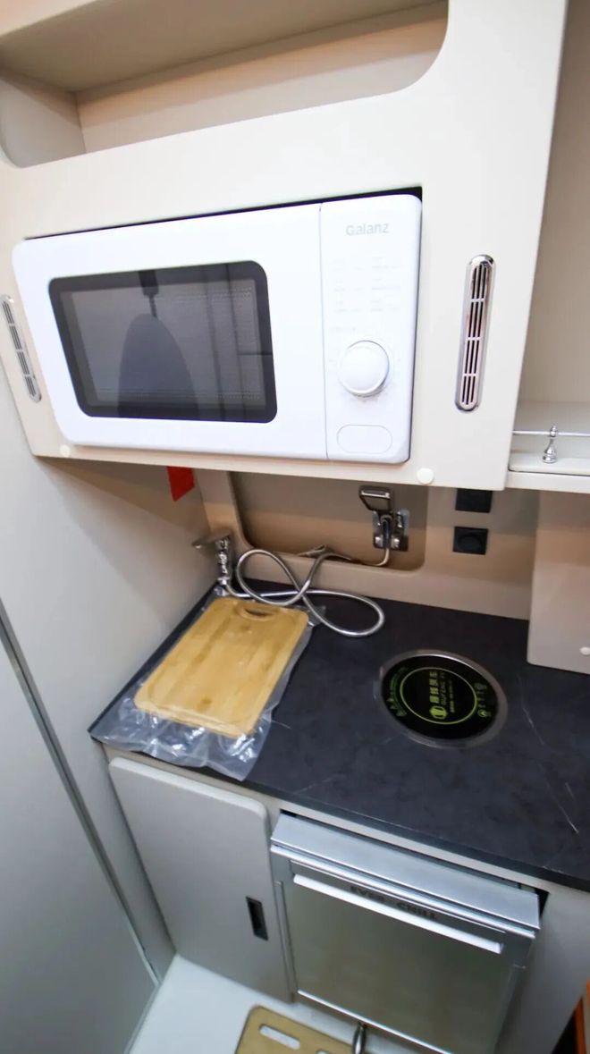 28亮相成都房车展经典商务风布局瓦力棋牌吉利纯电房车来了11月(图5) 28亮相成都房车展经典商务风布局瓦力棋牌吉利纯电房车来了11月(图5)