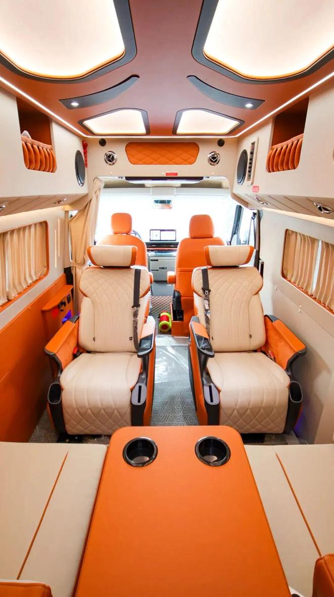 28亮相成都房车展经典商务风布局瓦力棋牌吉利纯电房车来了11月(图13) 28亮相成都房车展经典商务风布局瓦力棋牌吉利纯电房车来了11月(图13)