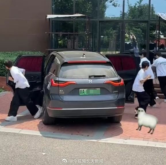 改衣帽间3亿中产傻眼了瓦力棋牌游戏蔚来新车爆(图2)